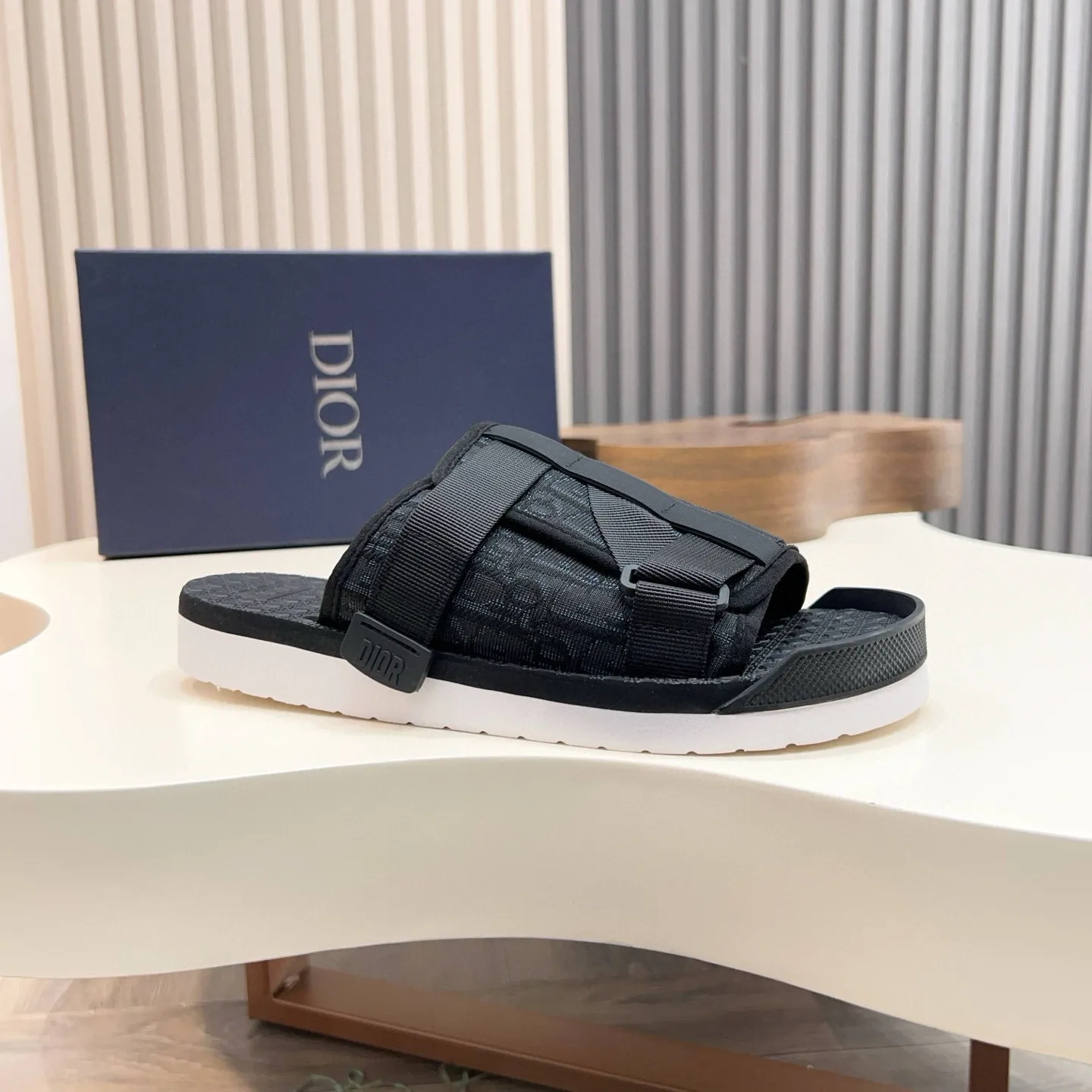 Factory price: 280💰Dior Alias ​​men's leather slippers. This Alias ​​sandal is a new summer product, showing a casual and elegant style. Carefully crafted from grained cow leather and Oblique printed fabric, with cowhide lining! Cross-strap design with metal-clad brass CD Diamond logo. The imported cowhide leather and rubber sole adds sophistication and comfort, while Oblique print-effect anti-slip panels add style. Size: 38-44 (45 customized)
